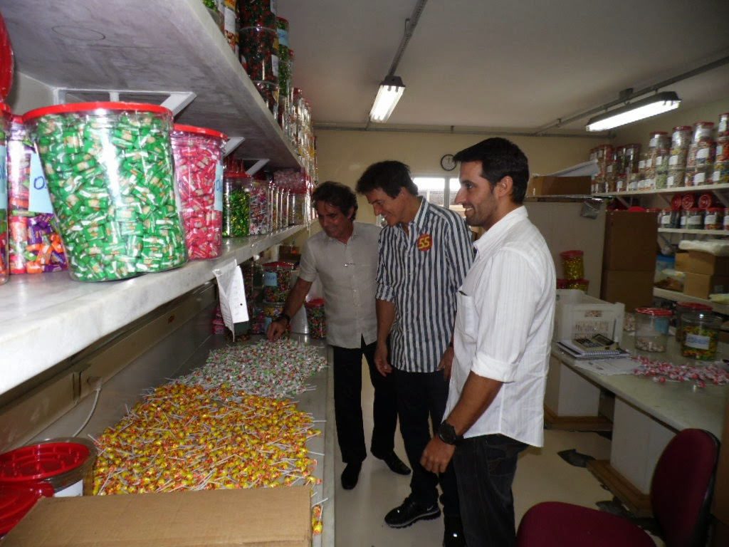 Equipe acompanhando a produção de doces